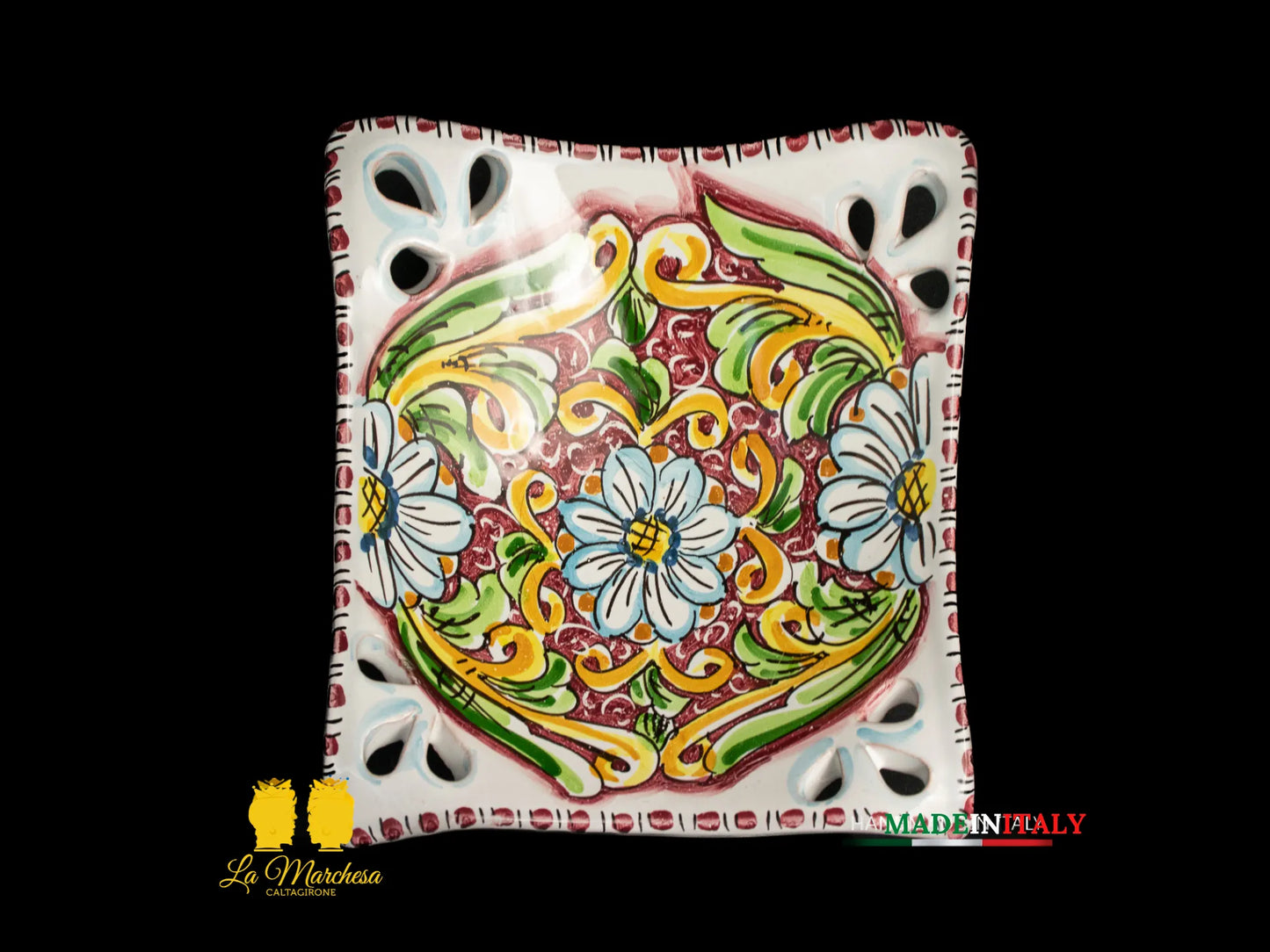 vista dall'alto di un piattino svuotatasche in ceramicadi caltagirone decorato bordeaux con intagli