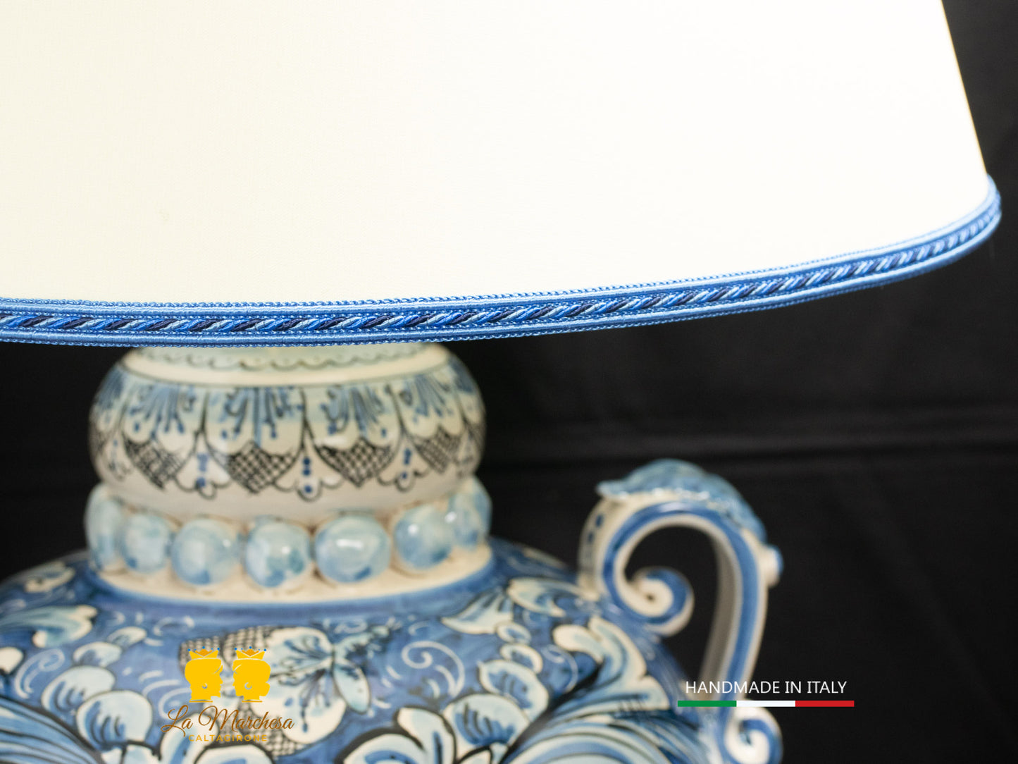 Lampada Ceramica di Caltagirone Ornato bianco blu antico manici h58