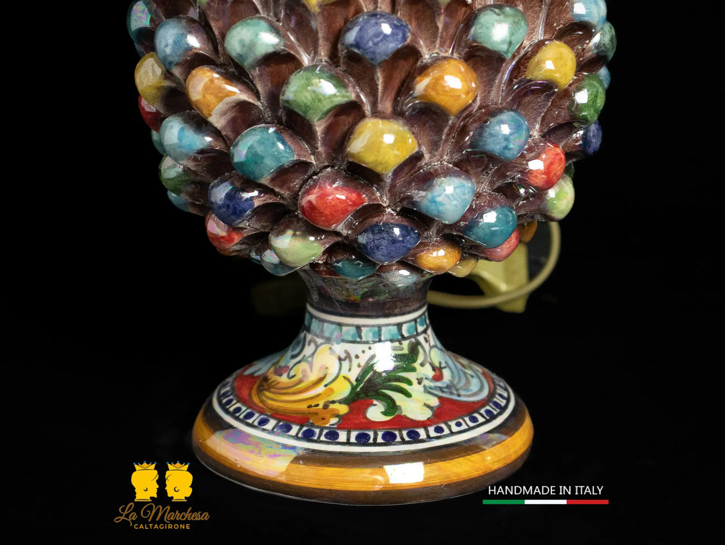 base pigna luce decorativa fatta a mano