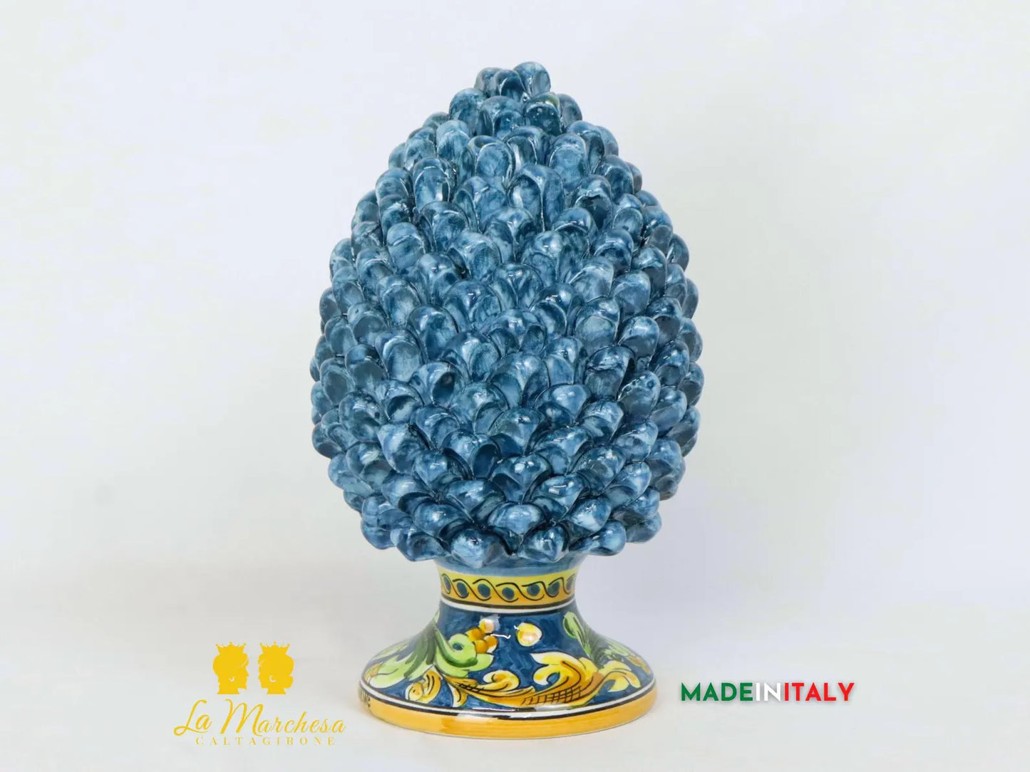 scultura siciliana a forma di pigna in ceramica