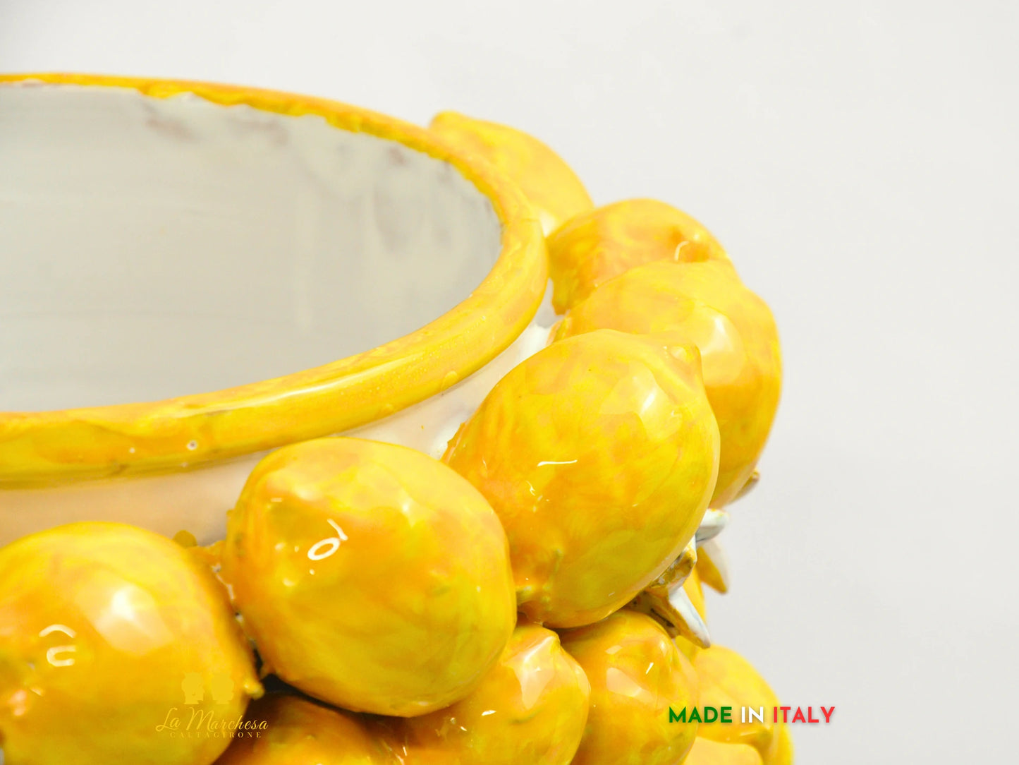 cachepot con limoni applicati