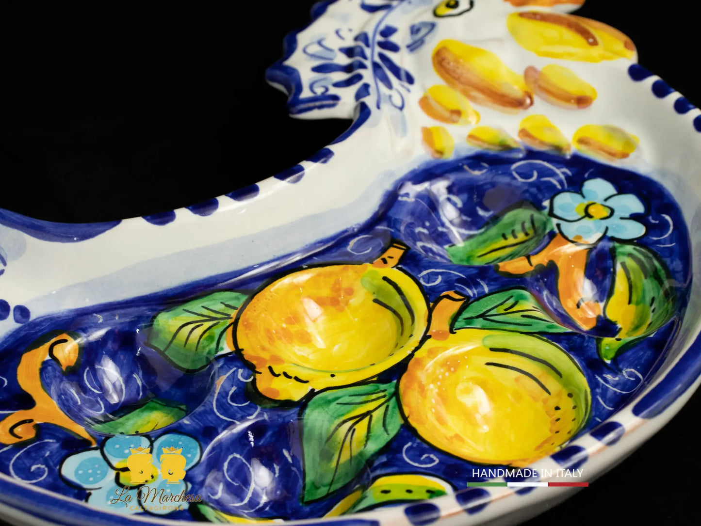 Piatto portauova Gallo in Ceramica di Caltagirone blu cobalto limoni