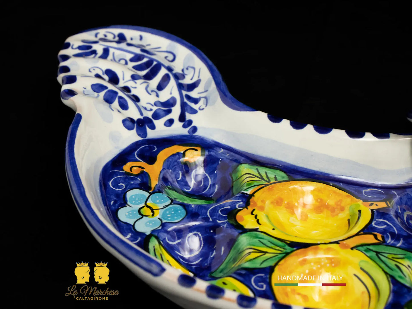 Piatto portauova Gallo in Ceramica di Caltagirone blu cobalto limoni