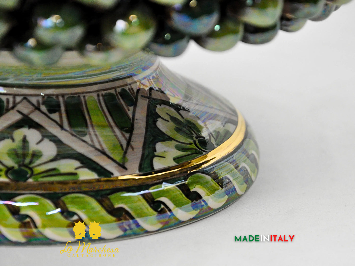Centrotavola con Piede Pigna Siciliana Madreperla e Oro in Ceramica di Caltagirone – Ø 30 cm
