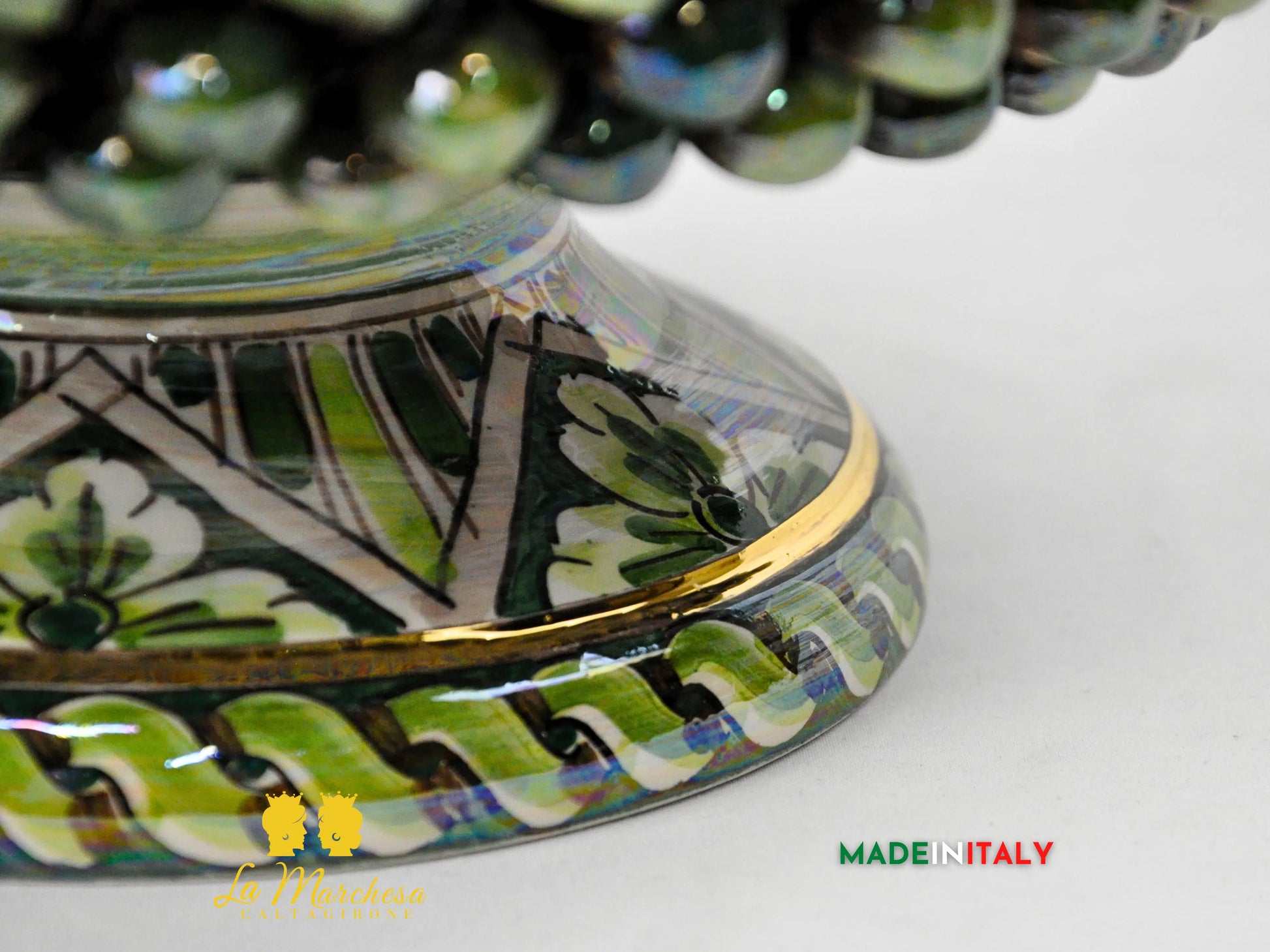 Centrotavola con Piede Pigna Siciliana Madreperla e Oro in Ceramica di Caltagirone – Ø 30 cm