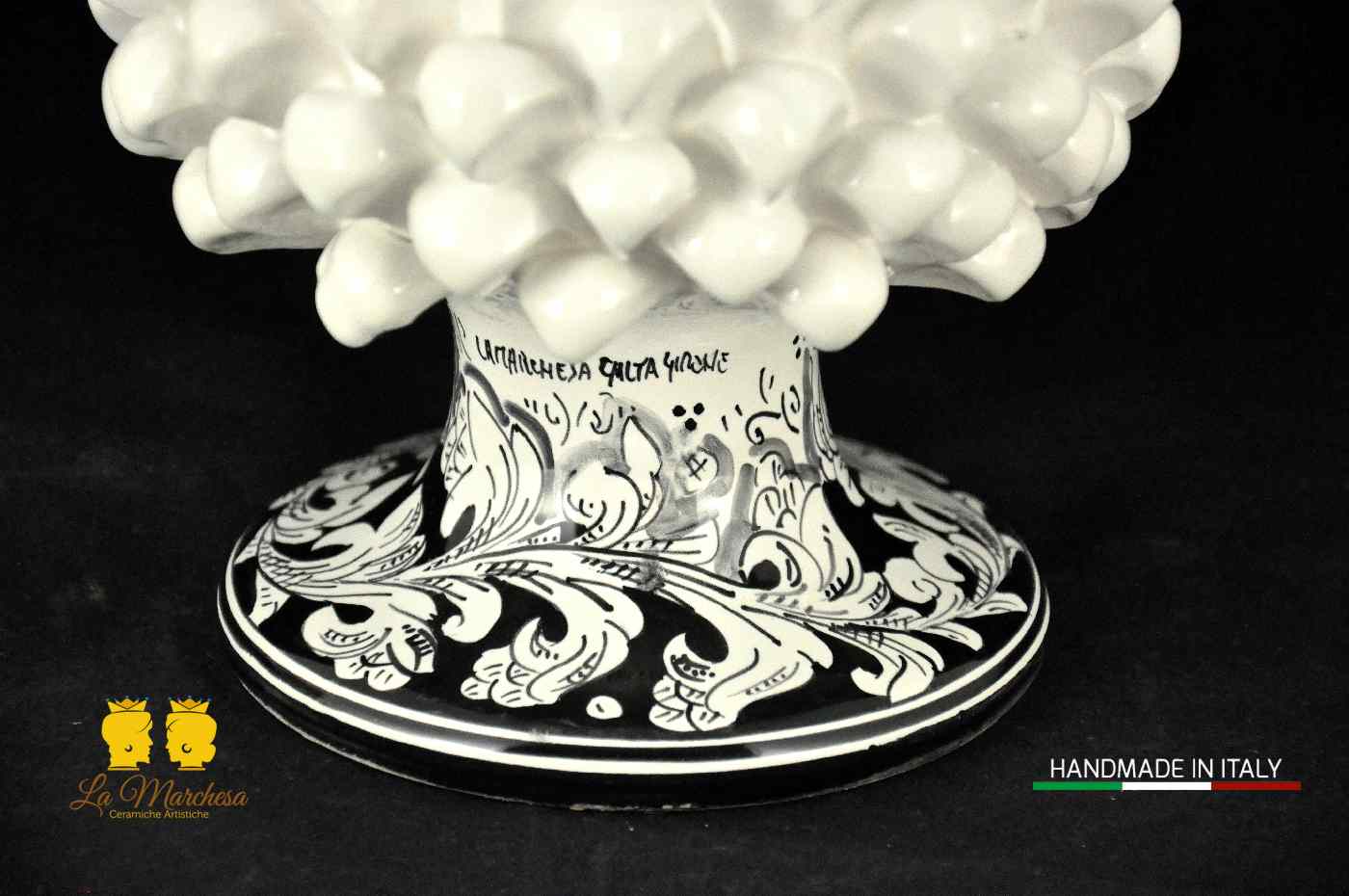 Elegante  Pigna Siciliana in Ceramica di Caltagirone Bianco Ornato