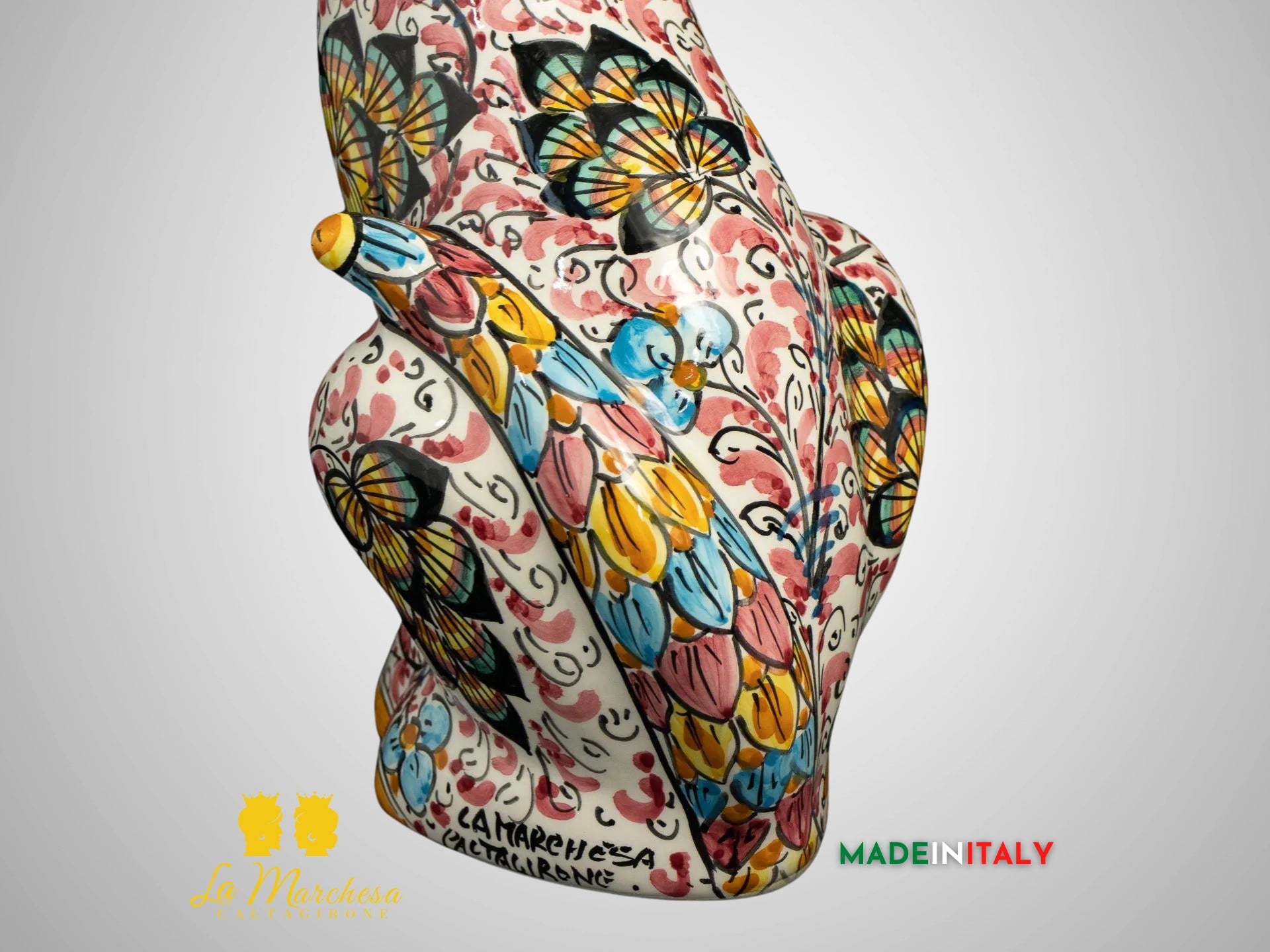 dettaglio gatto in ceramica