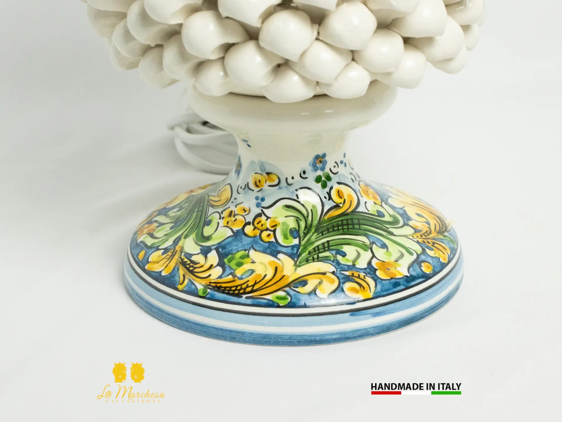 Lampada Pigna traforata Ceramica di Caltagirone bianca ornato blu 30cm