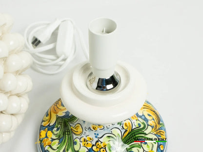 Lampada Pigna traforata Ceramica di Caltagirone bianca ornato blu 30cm