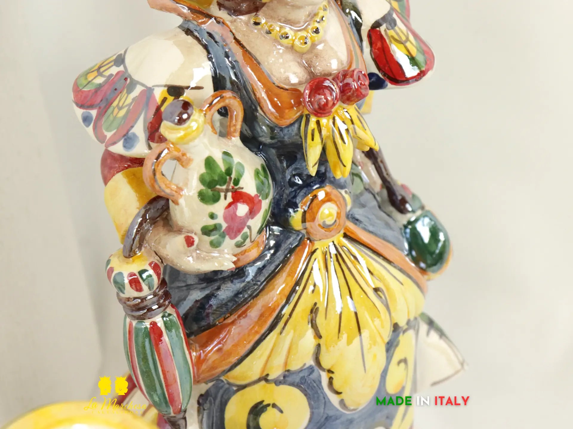 dettaglio statuina ceramica di Caltagirone porta candela