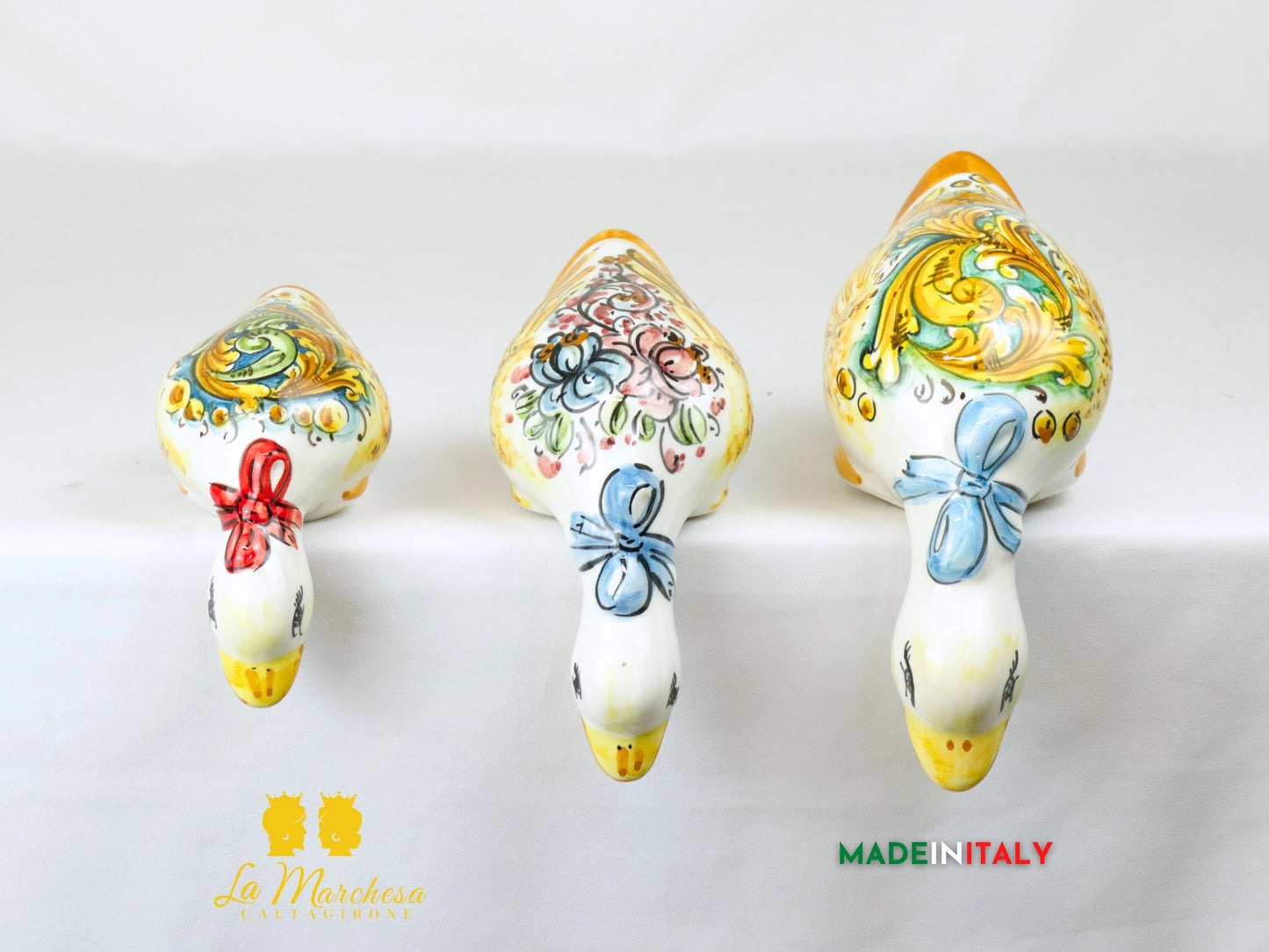 Papera curiosa in Ceramica di Caltagirone con fiocco decorata - Varie Misure