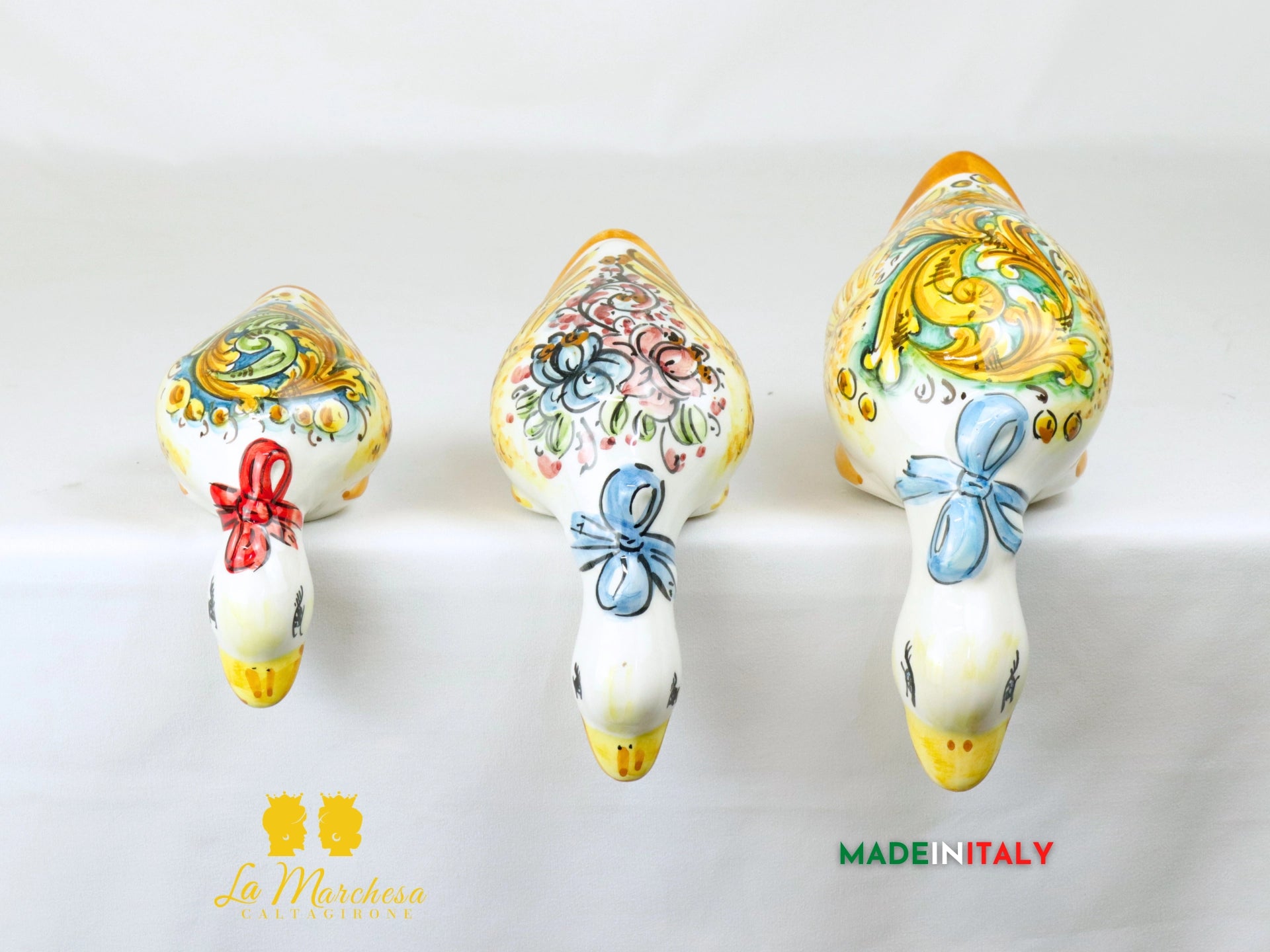 Papera curiosa in Ceramica di Caltagirone con fiocco decorata - Varie Misure