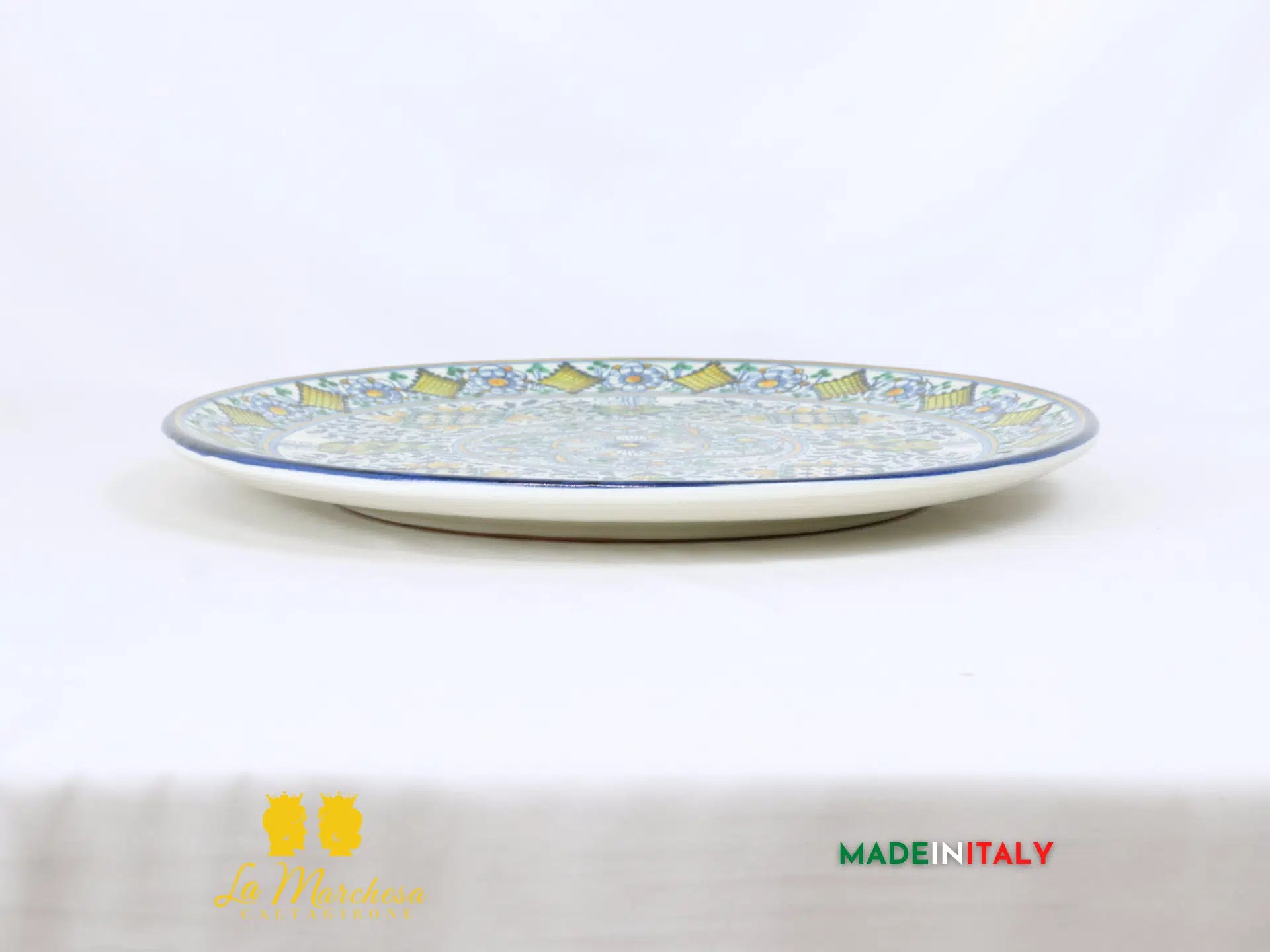 dettaglio laterale piatto in ceramica