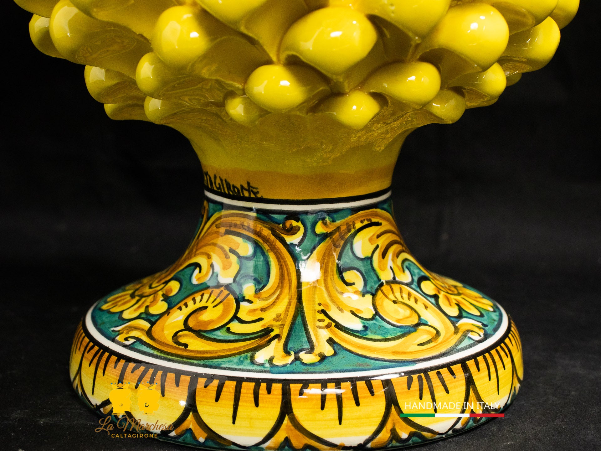 Pigna Siciliana in Ceramica di Caltagirone Giallo base ornato n 31cm