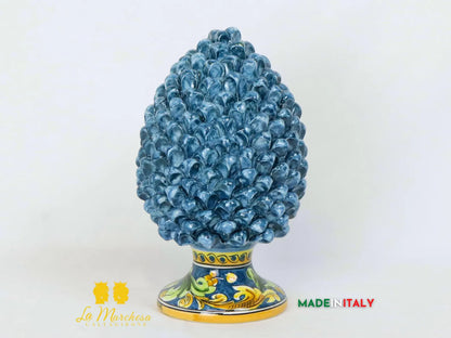 scultura siciliana a forma di pigna in ceramica