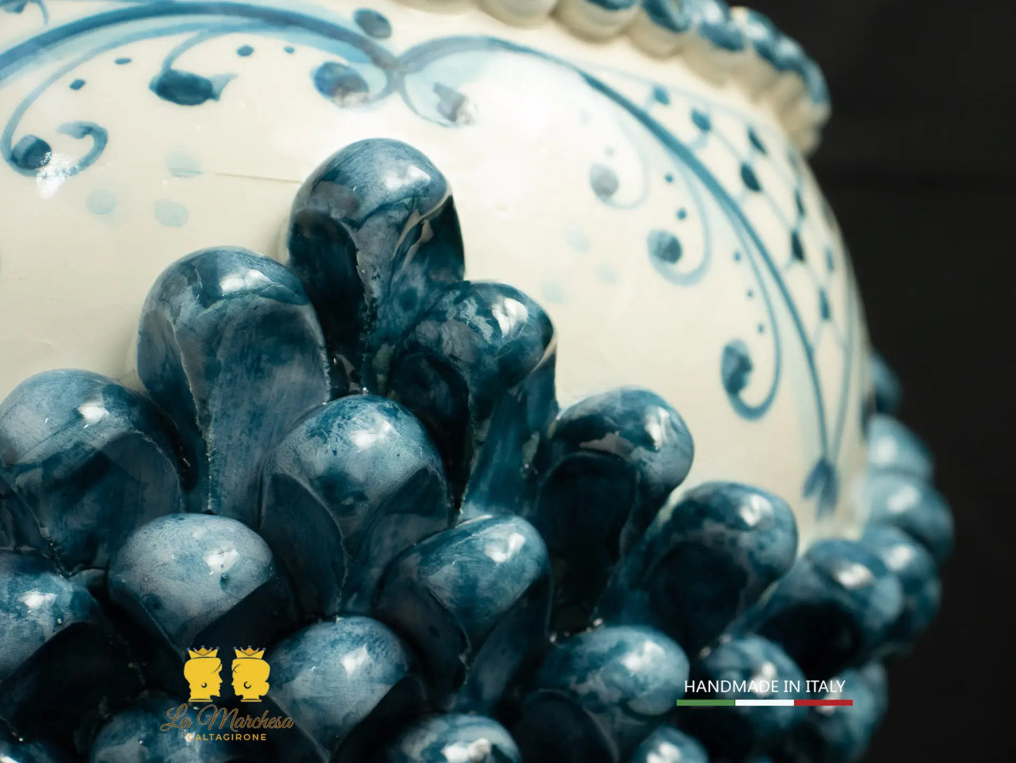 Portavaso chicchi Pigna Siciliana in Ceramica di Caltagirone blu antico bianco cm20