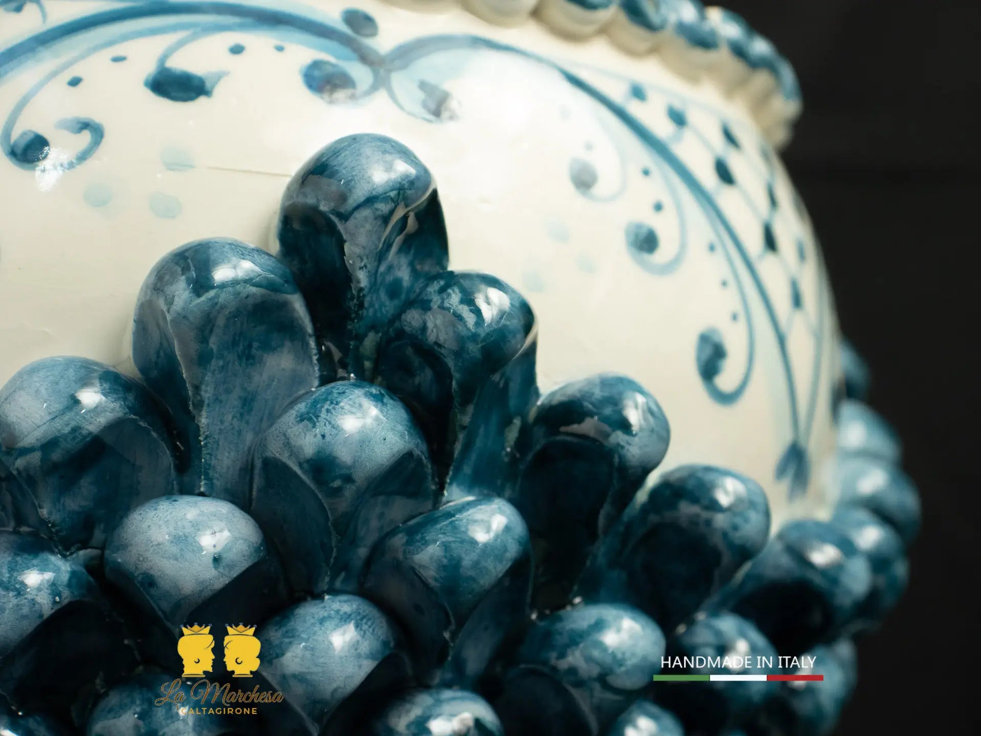 Portavaso chicchi Pigna Siciliana in Ceramica di Caltagirone blu antico bianco cm20