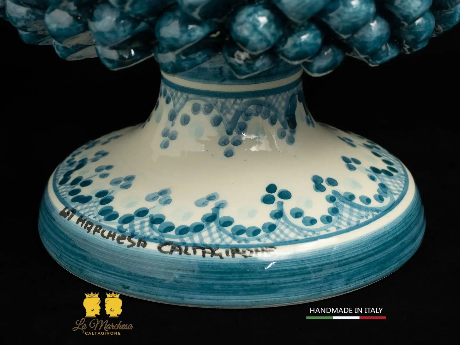 Portavaso chicchi Pigna Siciliana in Ceramica di Caltagirone blu antico bianco cm24
