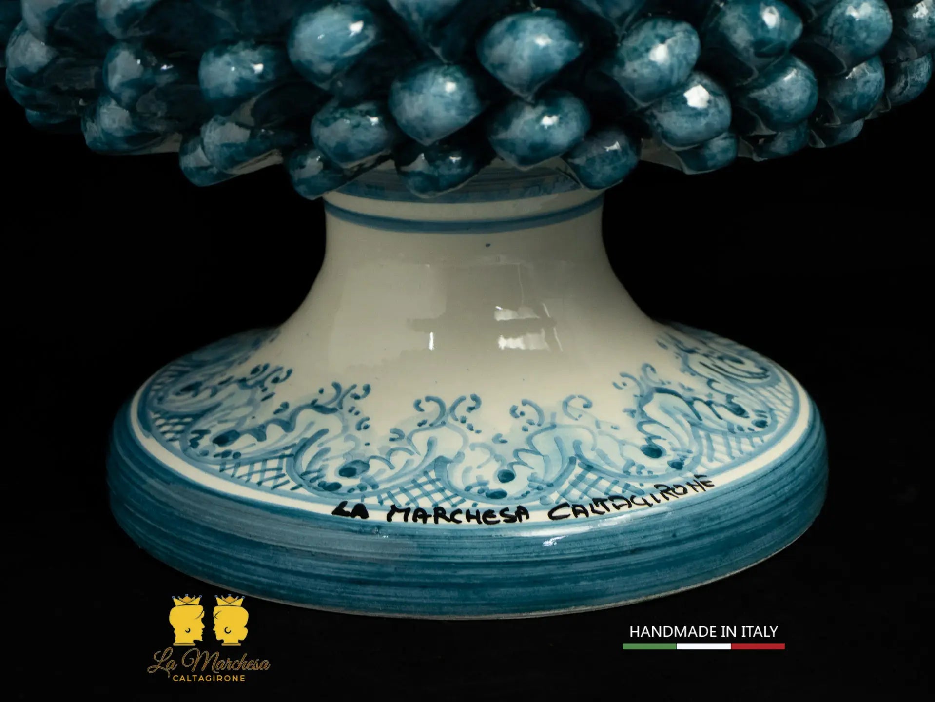 Portavaso chicchi Pigna Siciliana in Ceramica di Caltagirone blu antico bianco cm30